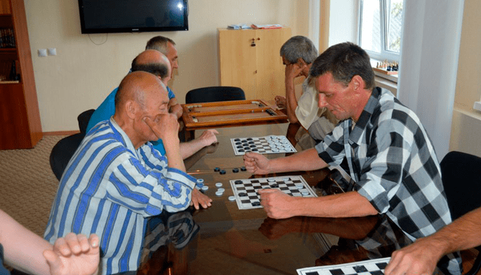 Damespiel, um sich von der Biersucht abzulenken